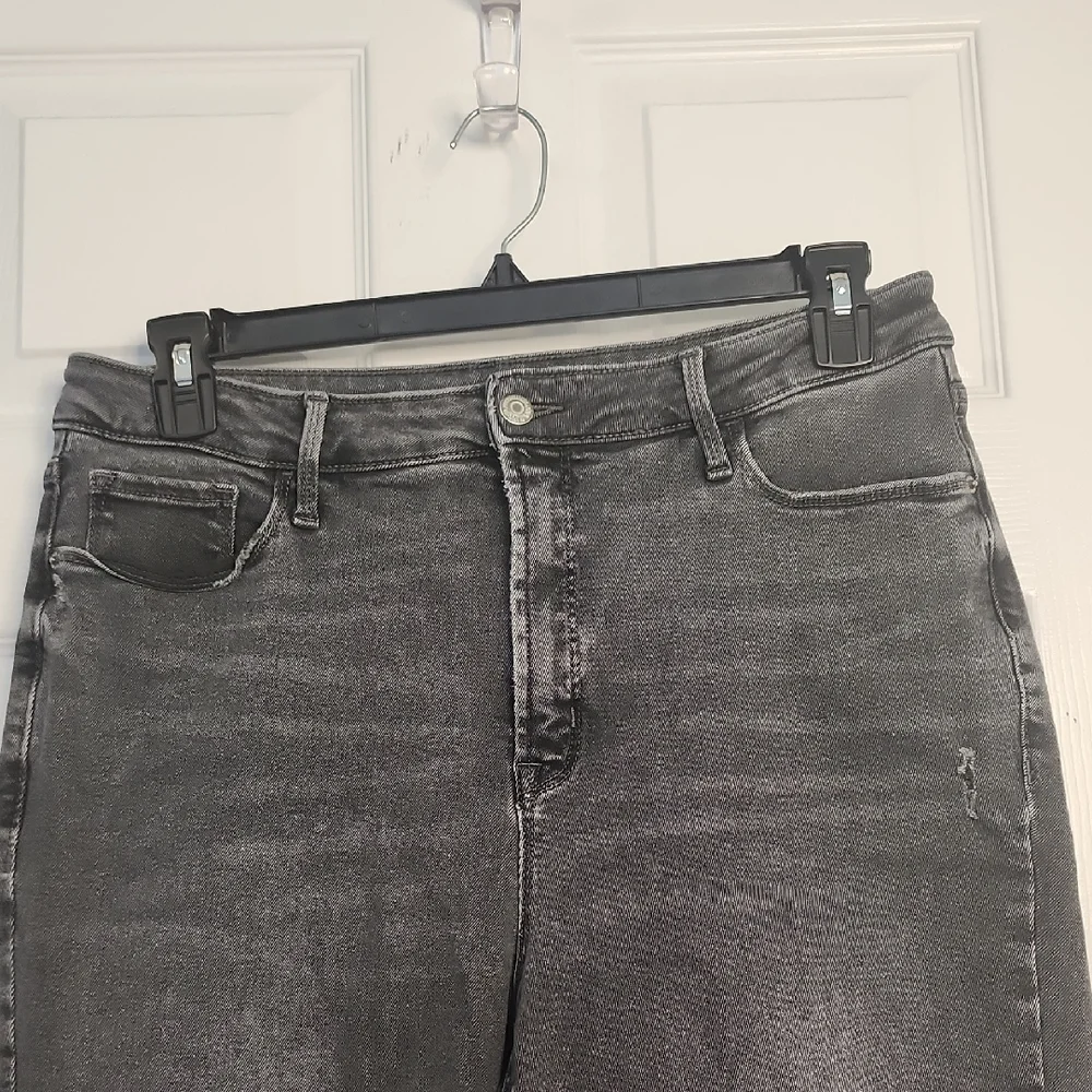 Old Navy Charcoal Distressed Cropped Jeans - Picture 2 of 13